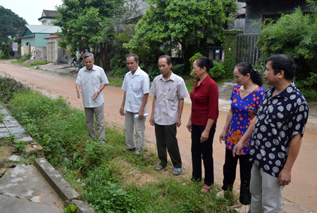 Ông Liêu (thứ nhất bên trái) và các đảng viên kiểm tra tuyến đường Bảo Lương chuẩn bị triển khai thi công trên địa bàn khu dân cư.